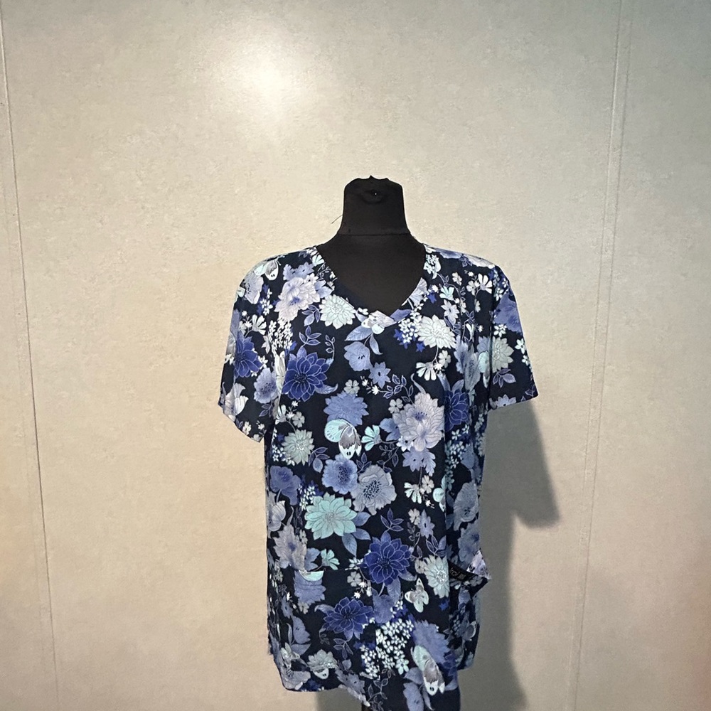 Koi floral scrub top XL